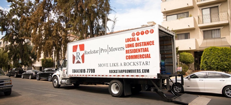 moving truck from one of the best long distance moving companies Dallas–Fort Worth metroplex