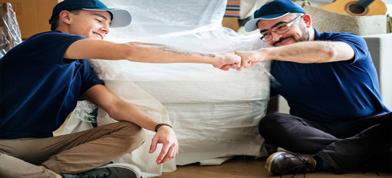 One of movers Dallas–Fort Worth metroplex, packing a living room for a move