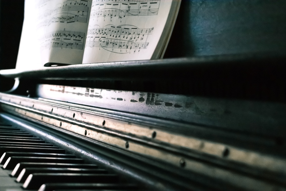 close up photo of piano