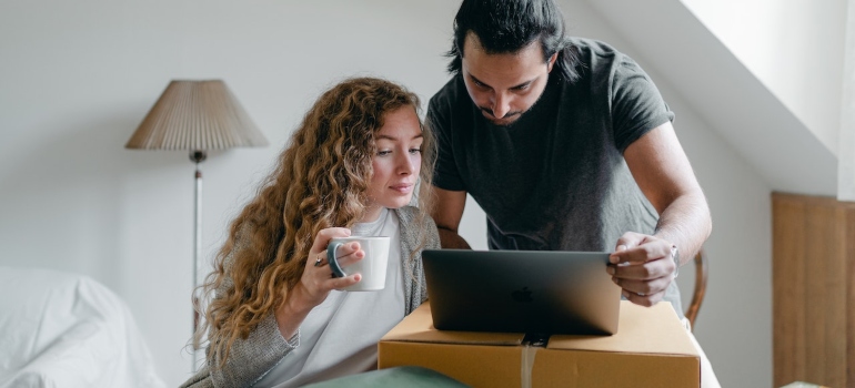 A couple searching the net for the differences between Dallas–Fort Worth metroplex and Houston