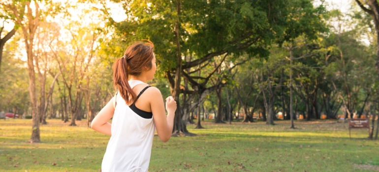 Picture of a running woman that learned how to live LA life on a budget